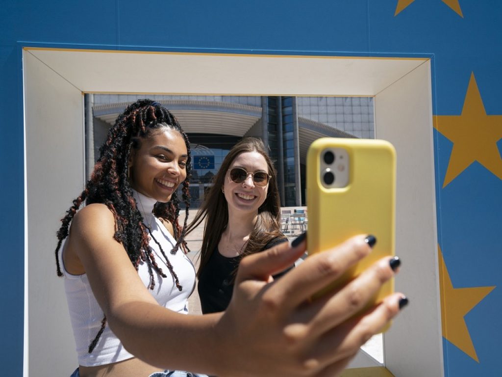 Il Parlamento europeo è aperto ai visitatori: le visite si svolgono nelle 24 lingue ufficiali dell'Unione Europea e sono gratuite