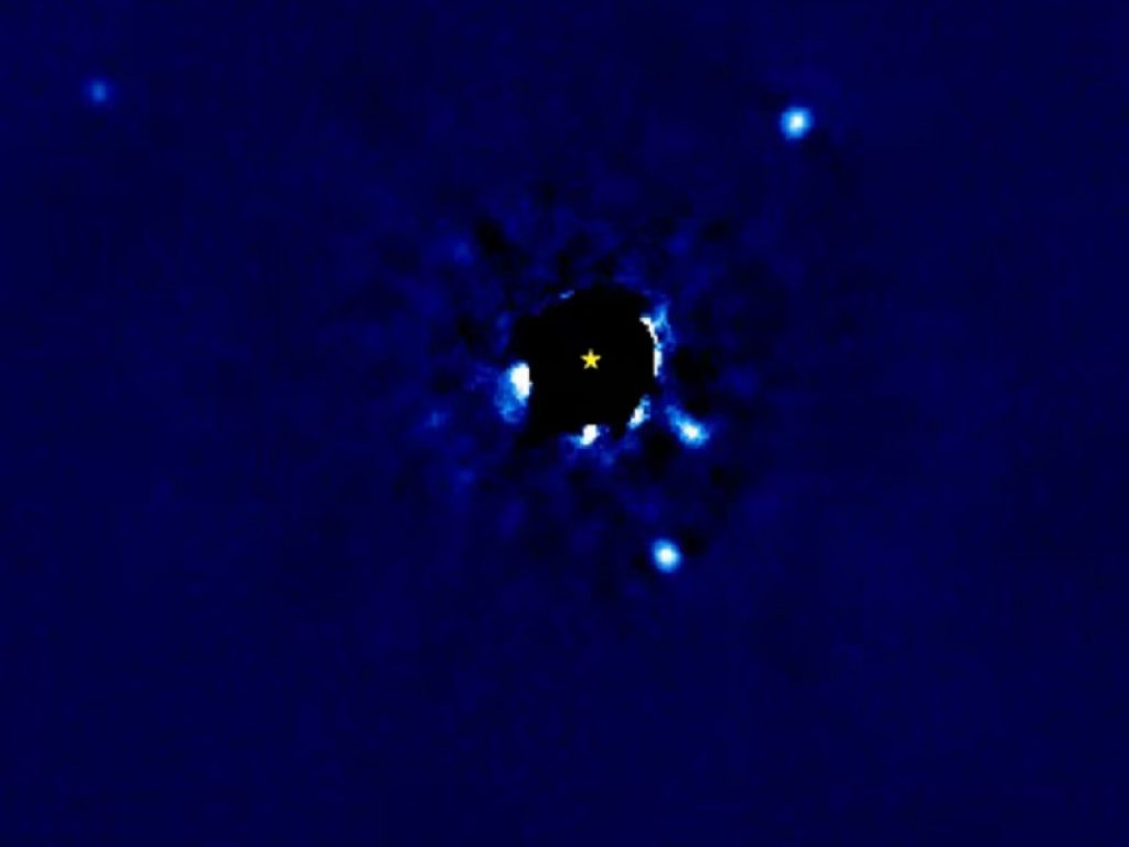 Un giorno nel sistema planetario Hr 8799