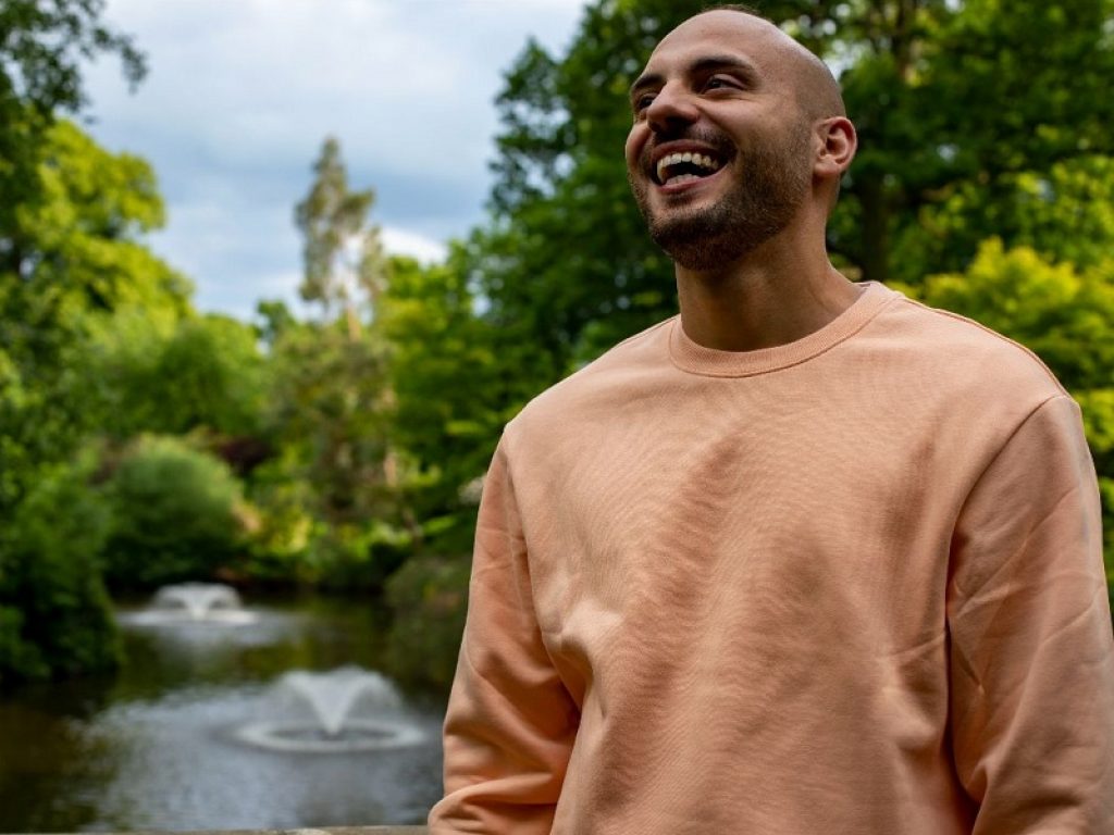 Simone Attili online con la canzone "Looking"