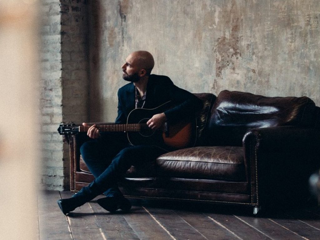 "Complicated" è il nuovo singolo di Alex Uhlmann, cantante dei Planet Funk e direttore artistico di The Voice: il brano è online