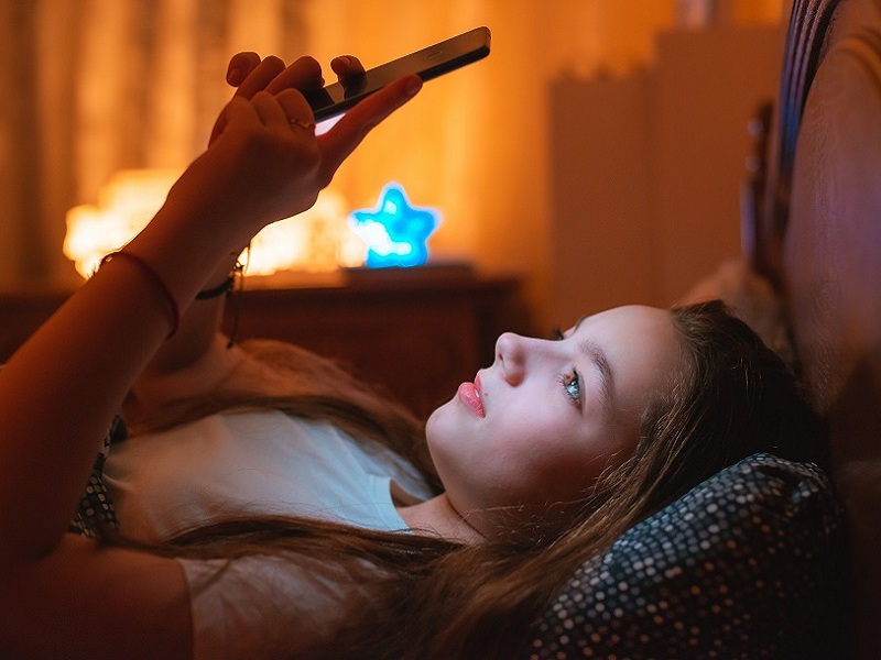 I giovani ricevono il primo cellulare