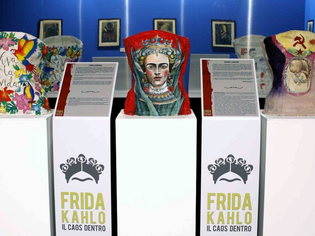 A Palazzo Fondi a Napoli è aperta la mostra "Frida Kahlo - Il Caos Dentro": l'esposizione sarà visitabile fino al 9 gennaio 2022