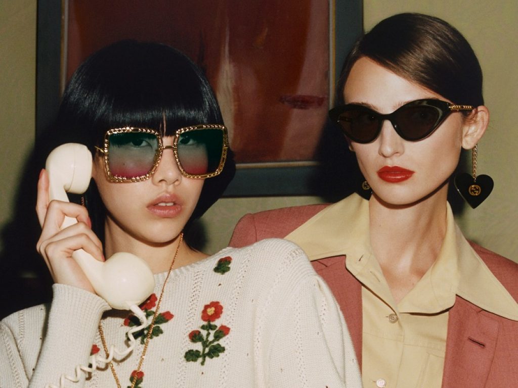 Gucci presenta la collezione eyewear Autunno Inverno 2021-2022 con una campagna dal sapore retrò ambientata tra Londra e Shanghai