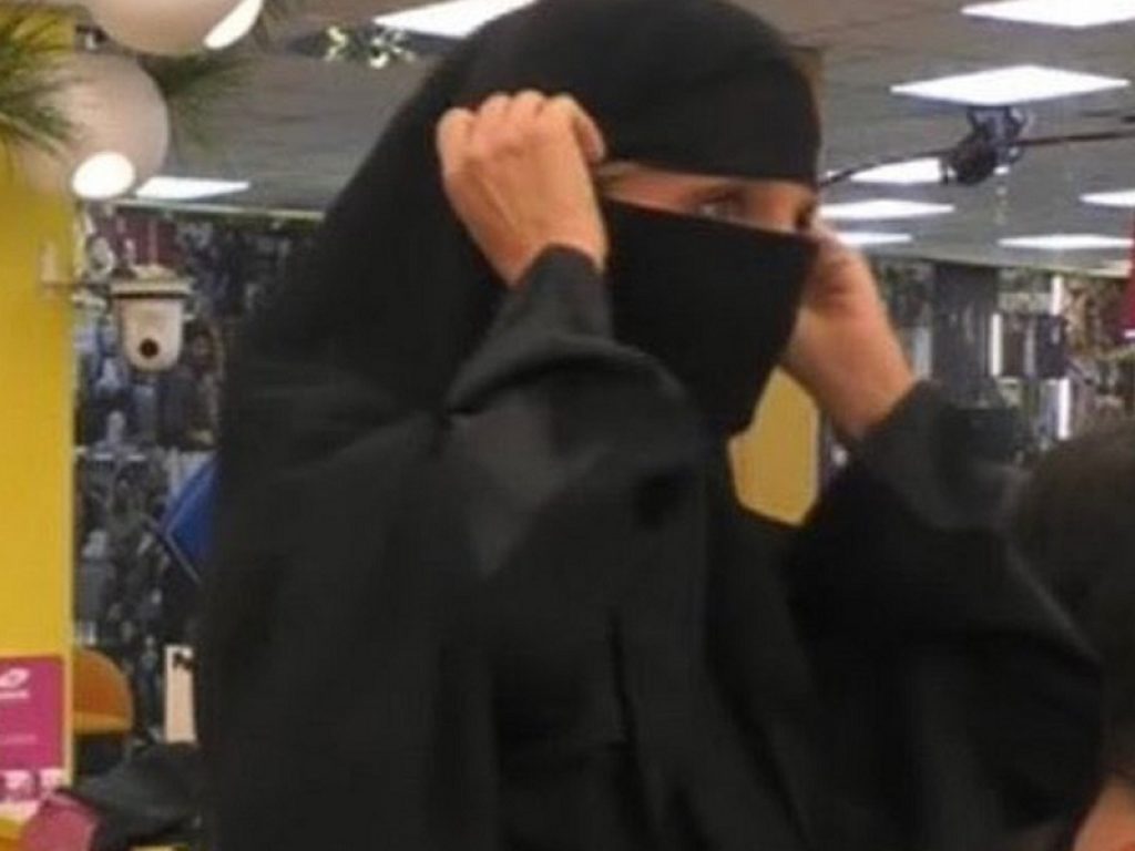 La provocazione di Jo Squillo: in niqab al Grande Fratello Vip