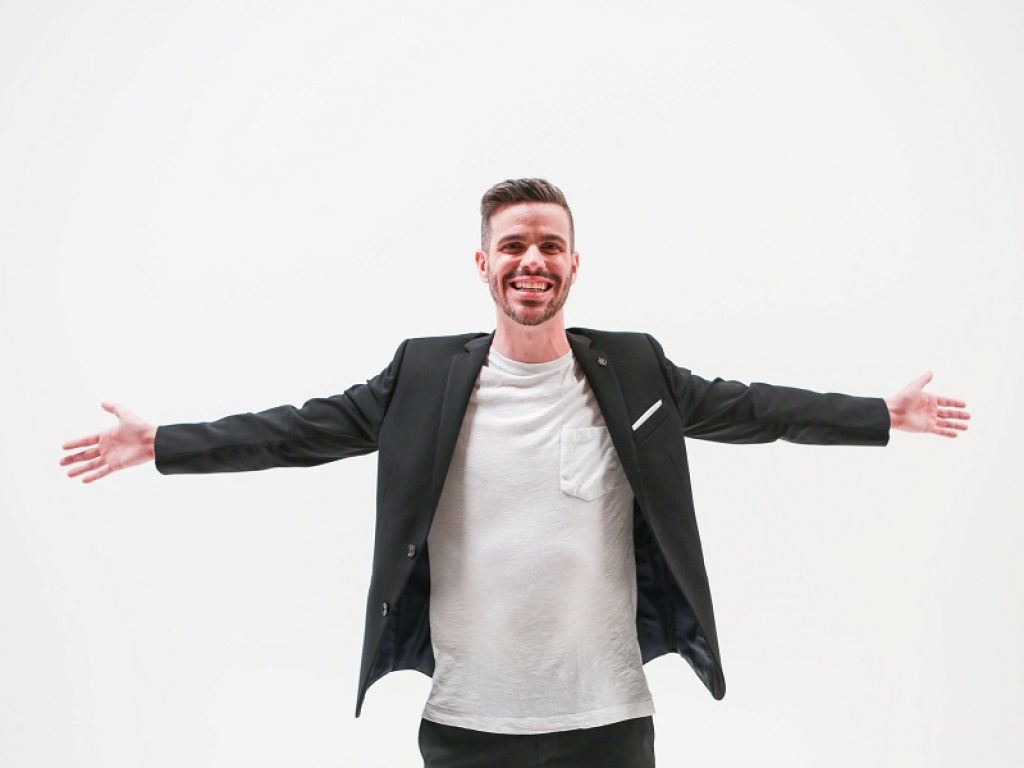 Lorenzo Baglioni canta "Non ti scordare di volermi bene" e la dedica a Federazione Alzheimer Italia: online anche il videoclip del brano