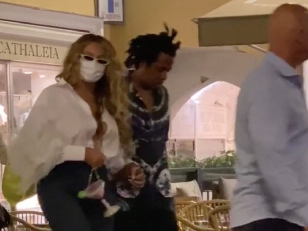 Beyoncé in vacanza a Capri saluta la folla e sfoggia un Italiano perfetto: la popstar in vacanza con il marito Jay-Z per festeggiare i suoi primi 40 anni