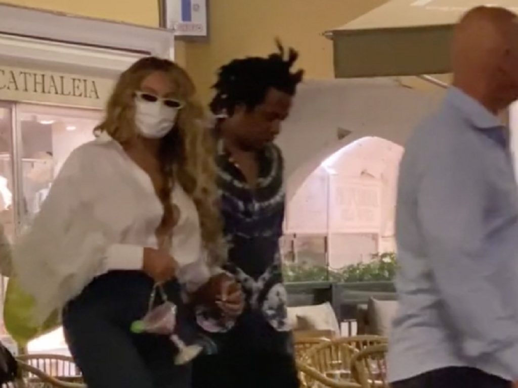 Beyoncé in vacanza a Capri saluta la folla e sfoggia un Italiano perfetto: la popstar in vacanza con il marito Jay-Z per festeggiare i suoi primi 40 anni