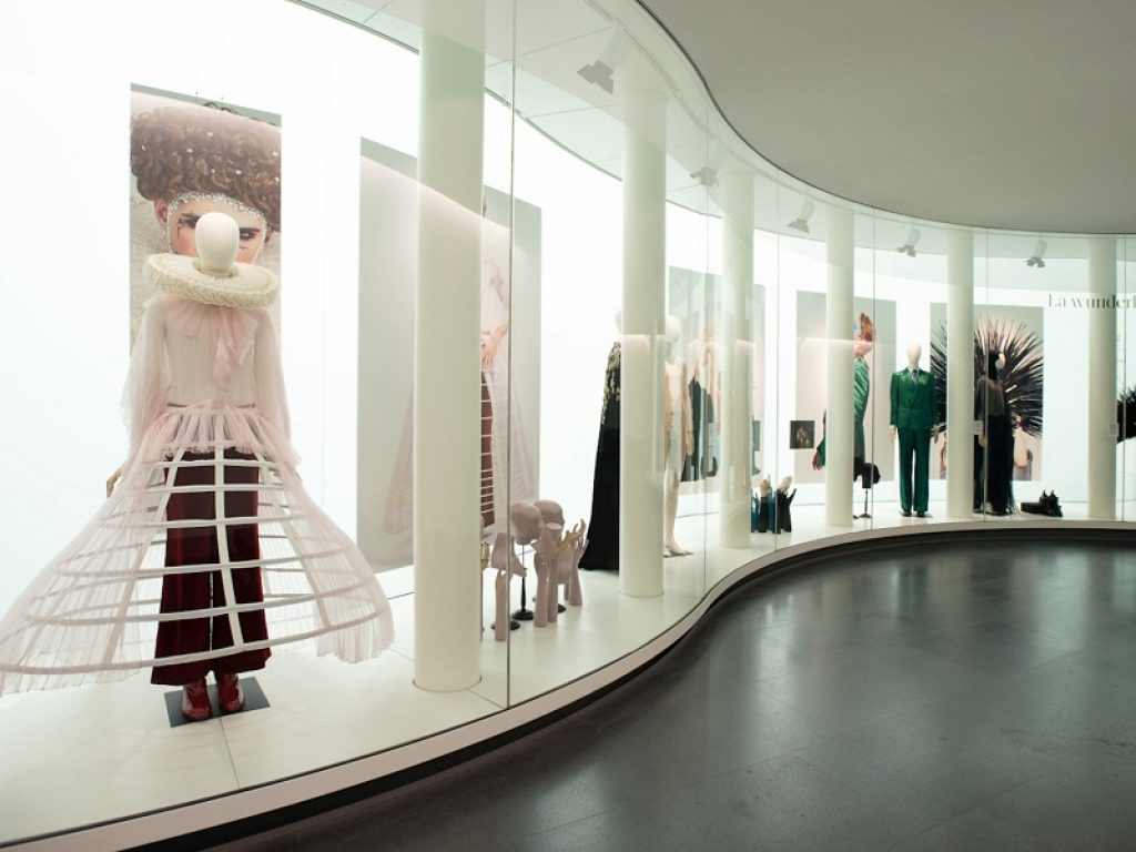 Fino al 10 ottobre 2021 in mostra al Mudec di Milano "La camera delle meraviglie di Achille Lauro" che accompagna l'uscita del libro fotografico