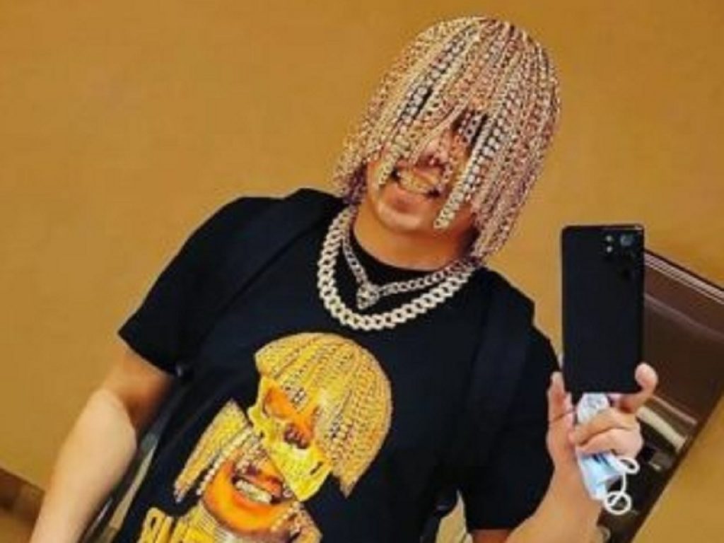 Dan Sur esagera: catene d'oro al posto dei capelli