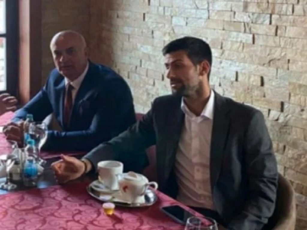 Il tennista Novak Djokovic fotografato insieme all'ex comandante serbo Milan Jolovic che partecipò al genocidio di Srebrenica