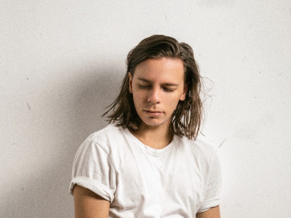 Frank! torna con il nuovo singolo intitolato "Cielo senape" e disponibile online: racconta del coraggio di buttarsi a capofitto in nuove esperienze