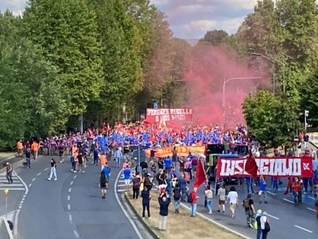 Firenze: migliaia in piazza per salvare i lavoratori GKN
