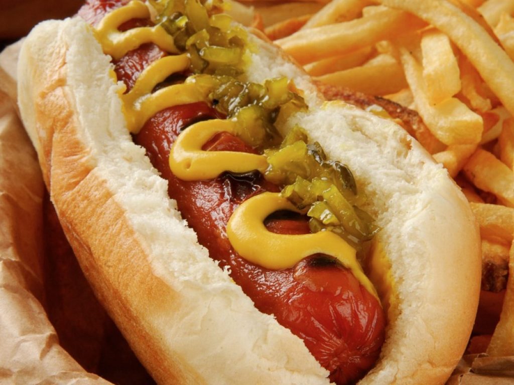 Studio dell'Università del Michigan: mangiare un solo hot dog di origine animale potrebbe costare ai consumatori 36 minuti di vita