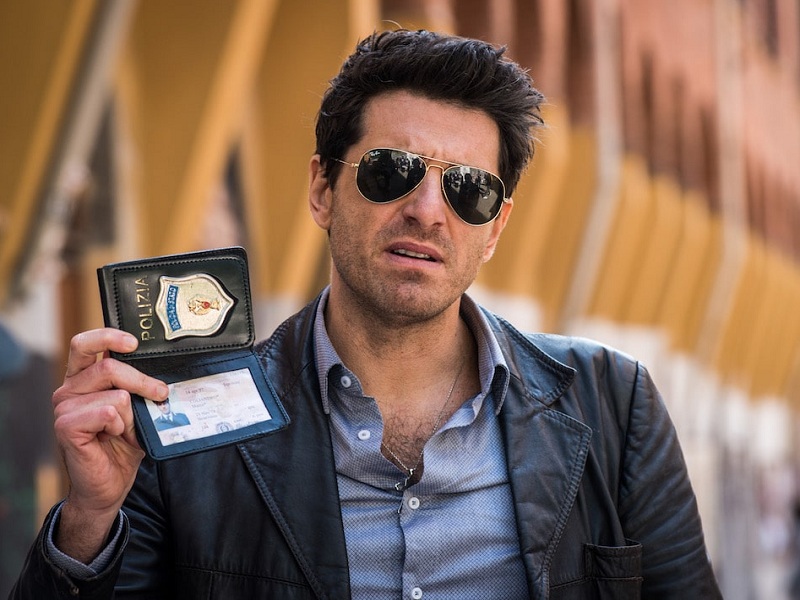 Torna l'ispettore Coliandro interpretato da Giampaolo Morelli: l'ottava stagione in 4 puntate in onda prima serata su Rai 2