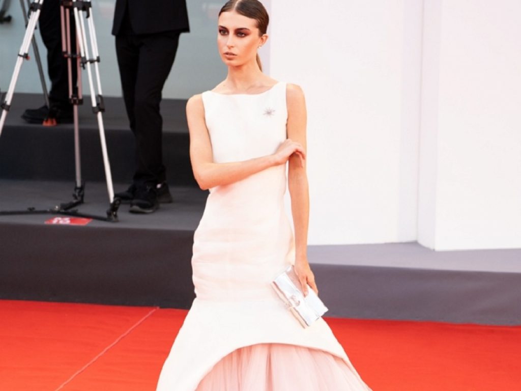 Lorenzo Riva trionfa con l’abito ispirato a Jackie Kennedy