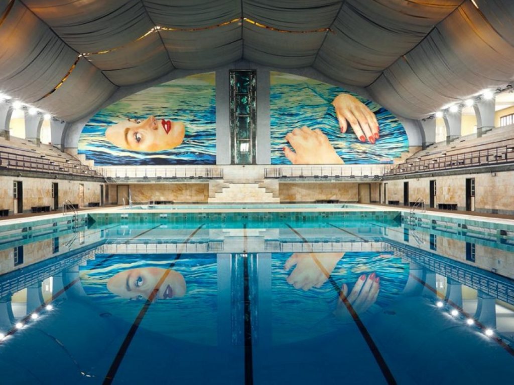 La piscina Cozzi ospita fino a settembre 2022 un gigantesco murale di Cattelan