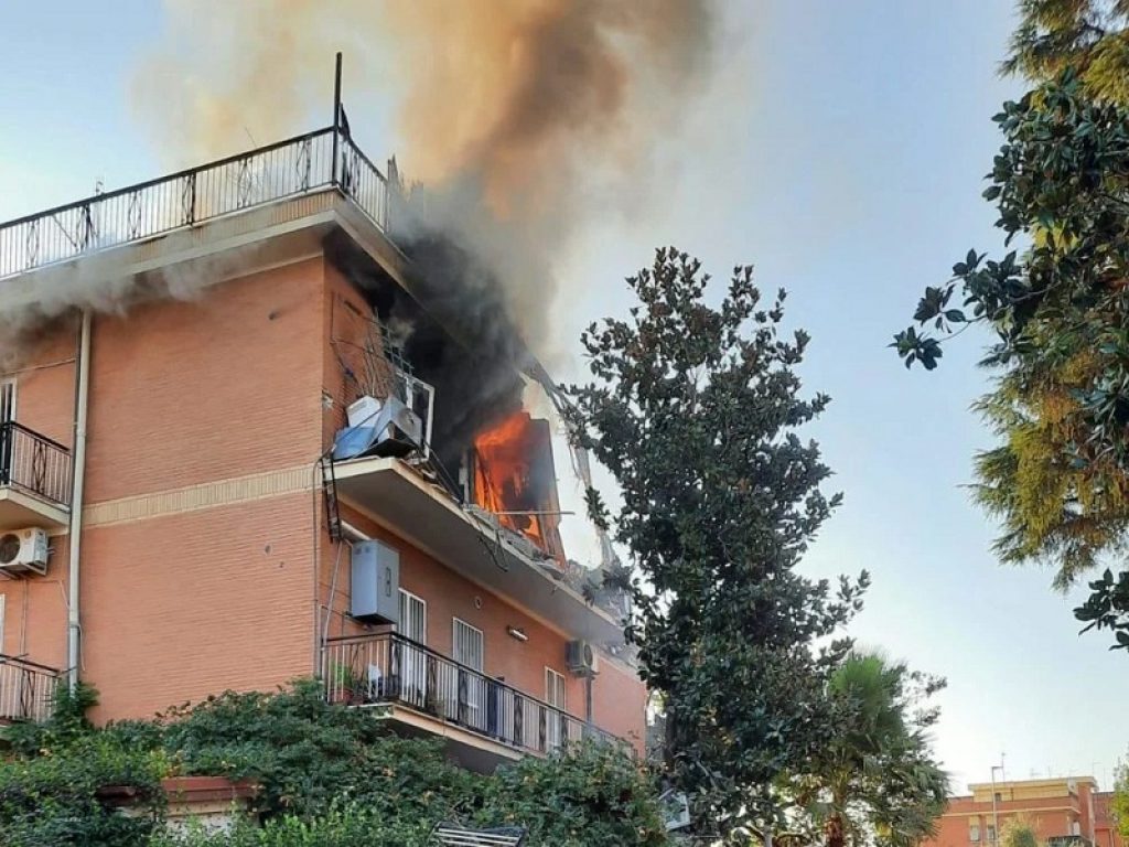 Roma, palazzina crolla dopo un’esplosione a Tor Bella Monaca