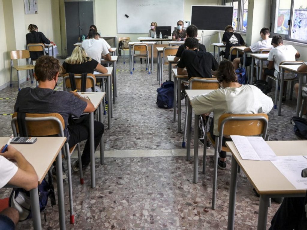 Svolta a scuola, il ministro dell'Istruzione Patrizio Bianchi annuncia: “Niente mascherine nelle classi con tutti vaccinati. Dal 13 settembre ragazzi in presenza e in sicurezza”