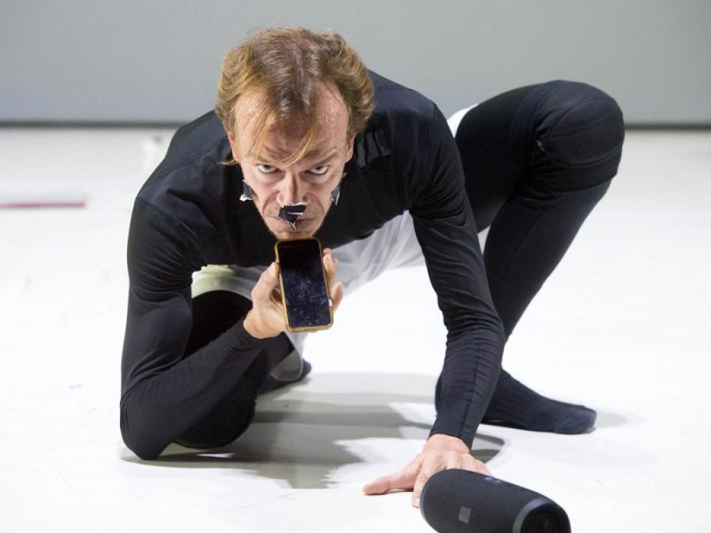 Dal 24 settembre al 3 ottobre al Teatro Quirino di Roma arriva lo spettacolo "Una giornata qualunque del danzatore Gregorio Samsa"