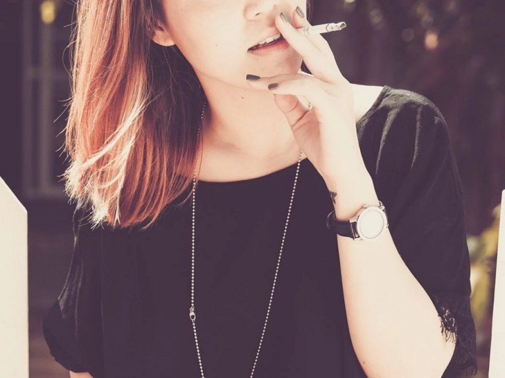 Studio giapponese: l'efficacia del vaccino contro il Covid è ridotta sugli anziani e sui fumatori. La ricerca ha analizzato il valore degli anticorpi