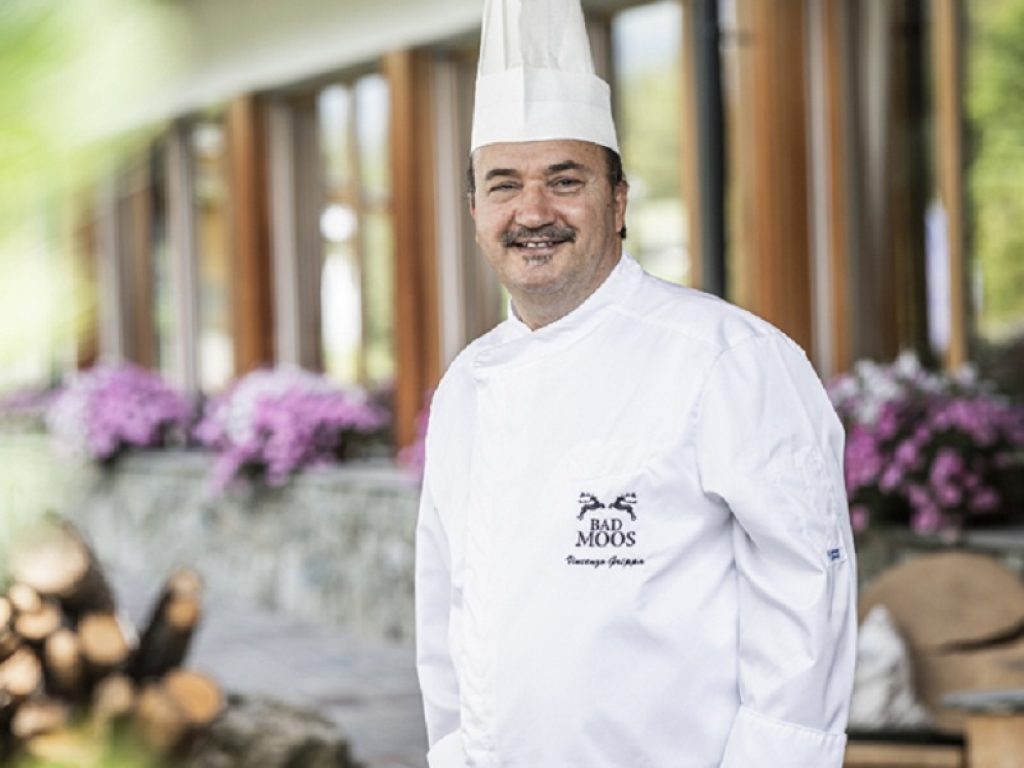 AIC Associazione Italiana Celiachia ha consegnato l’attestato di ringraziamento allo chef Vincenzo Grippa per l’insegnamento nello sviluppo della cultura del senza glutine