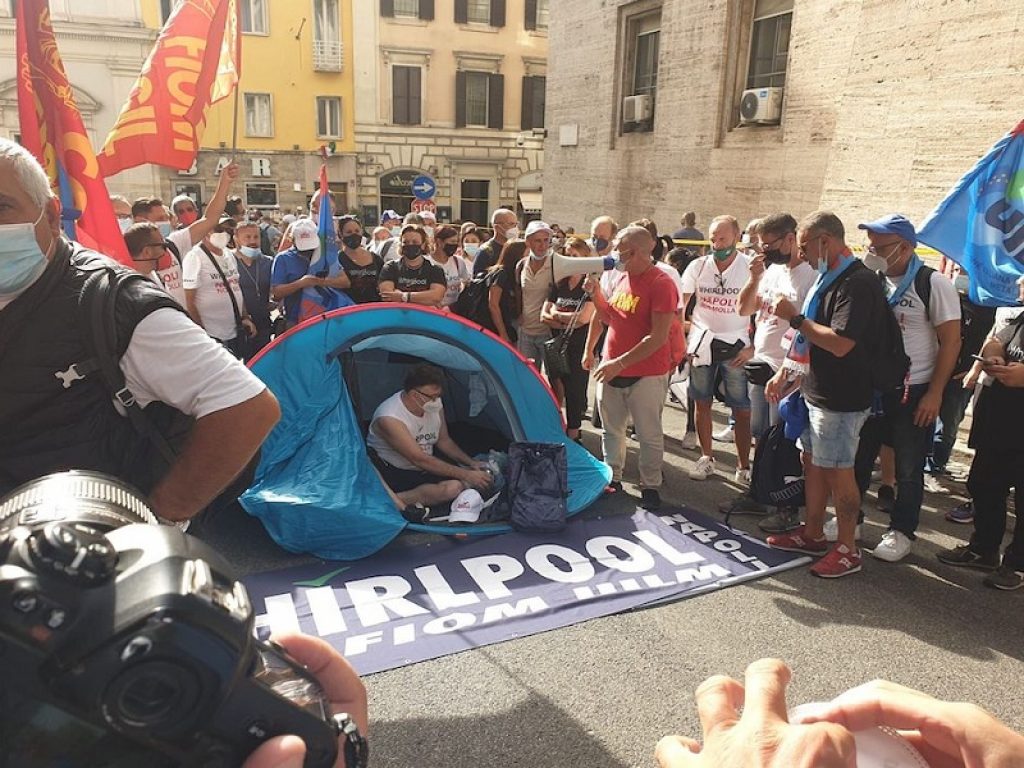 Whirlpool conferma i licenziamenti a Napoli