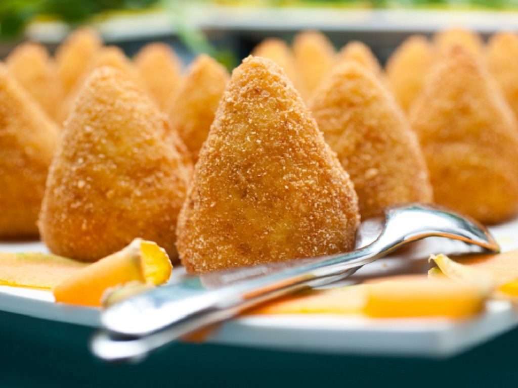 Deliveroo ha messo a confronto in una sfida social gli street food di più gettonati dell’estate 2021: vince l'arancino/a siciliano