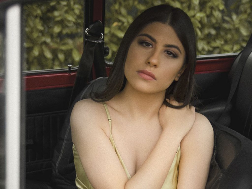 Ester Cesile online con il singolo "Blu Ceylon"