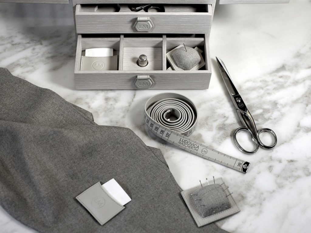 Il kit da cucito extra lusso firmato Ludovica Mascheroni: un regalo di Natale utile, bello e all’insegna della sostenibilità per una moda che “non si butta ma si ripara”