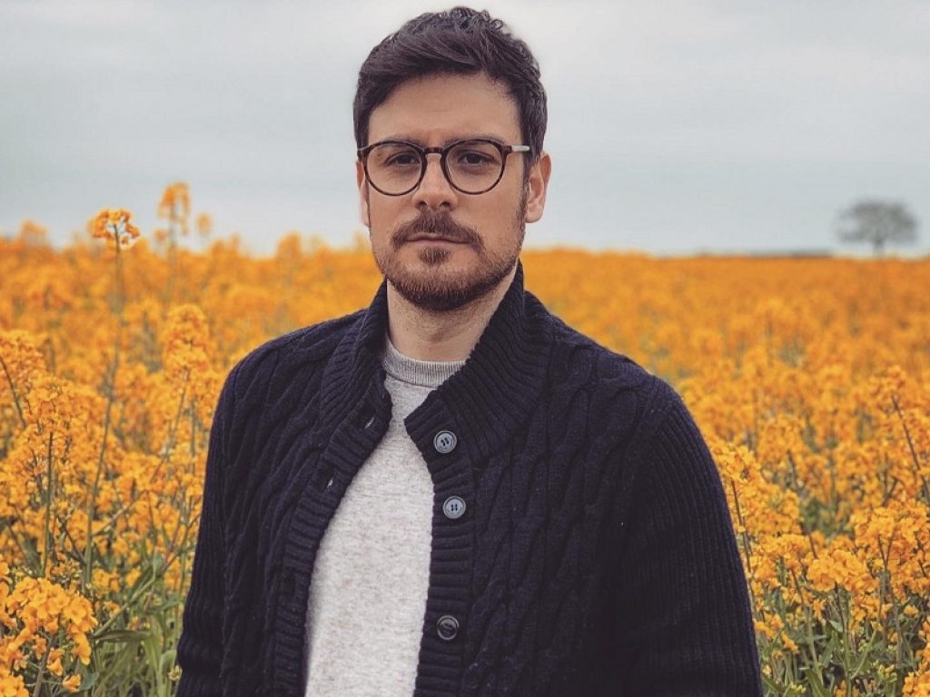 Michael Lukes duetta con Savine in "Here and now"