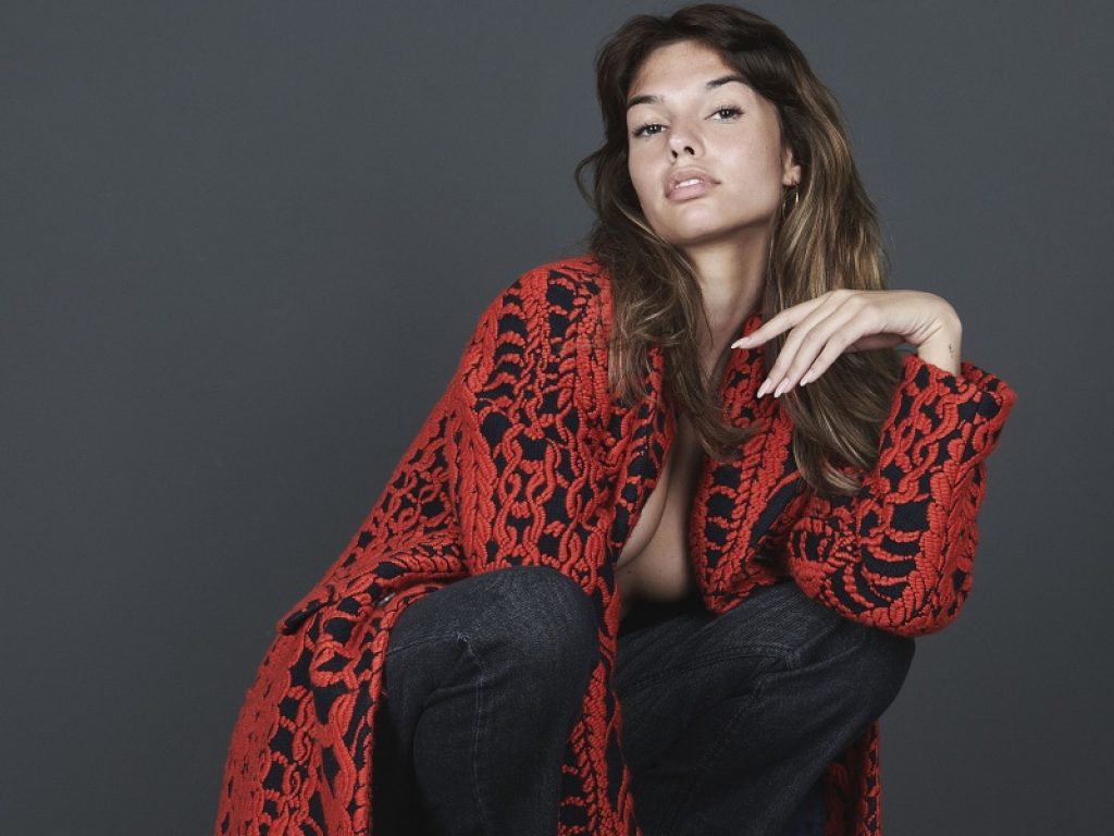 Natale in damascato rosso: il cappotto di MP Massimo Piombo x Understatement Milano