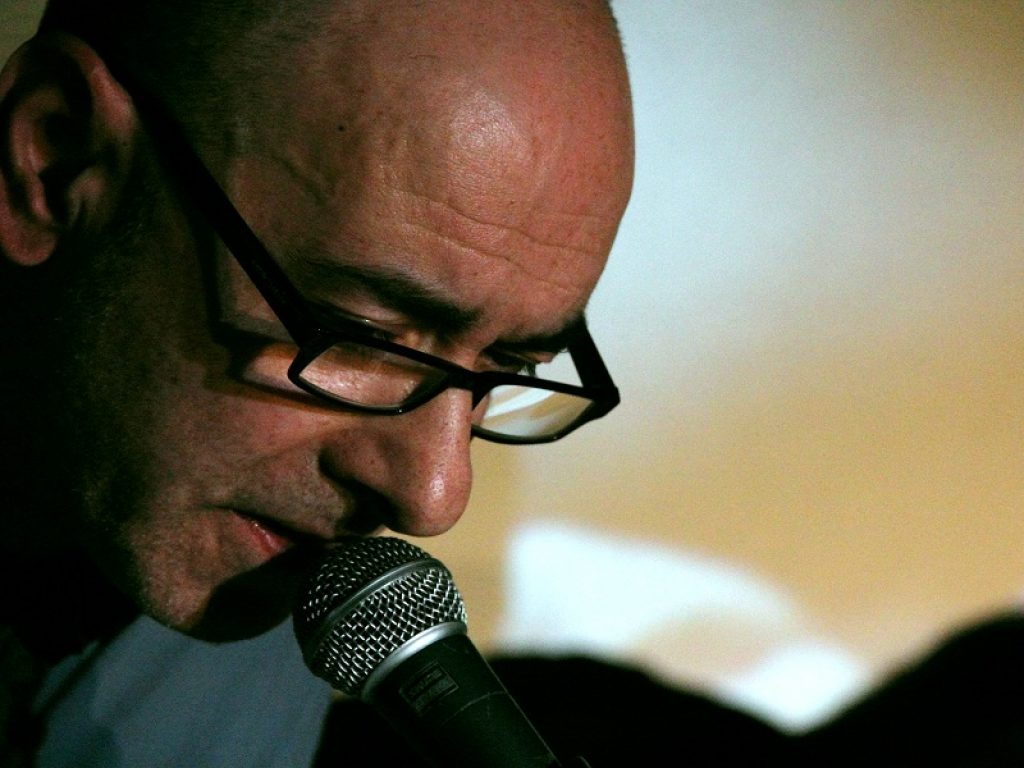 “In fila a un semaforo” è il nuovo singolo di Paolo Piermattei: il brano ha un ritmo tambureggiante che vuole sottolineare la tensione, l’attesa, l’ansia