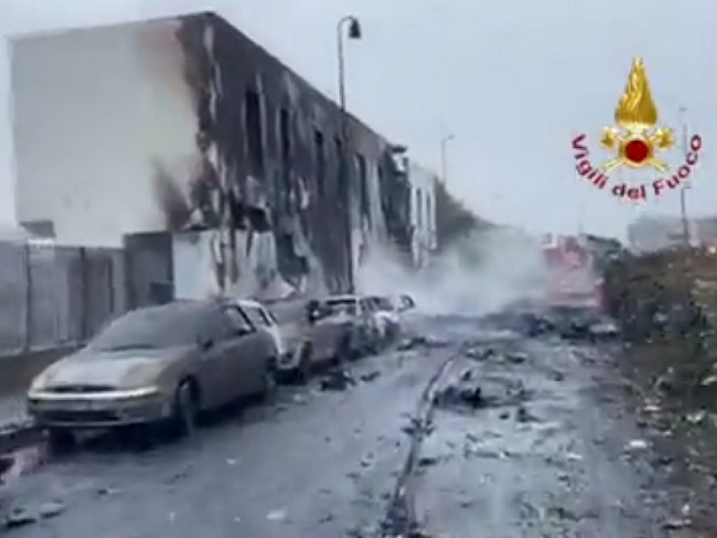 Tragedia nel pomeriggio a San Donato Milanese: aereo da turismo si schianta contro un edificio, a bordo c'erano 8 persone