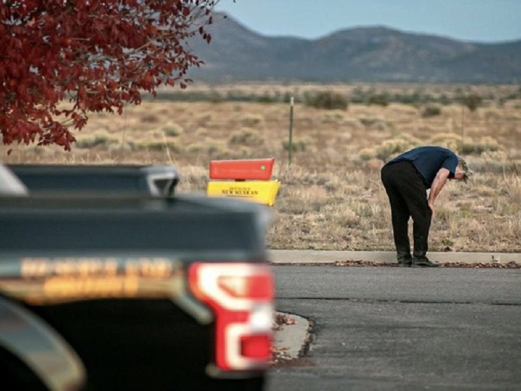 Da "Il Corvo" a "Rust", con Alec Baldwin che ha sparato e ucciso la direttrice della fotografia: ecco la lista degli incidenti mortali sul set