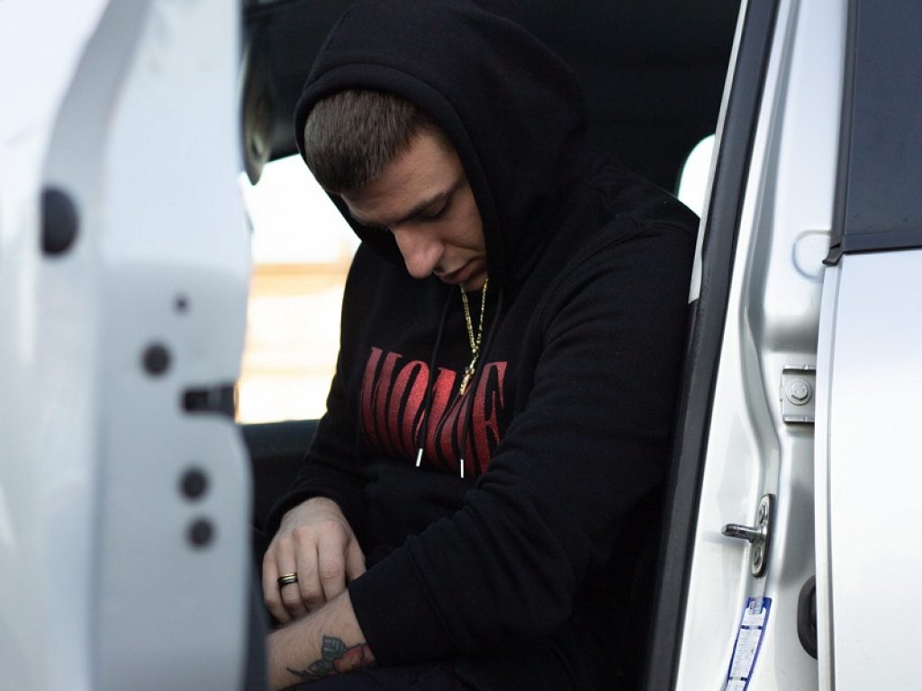 Si intitola "Vicoli bui" il nuovo singolo di Davide Calandra che vede il featuring di Spika: il brano è su tutte le piattaforme streaming