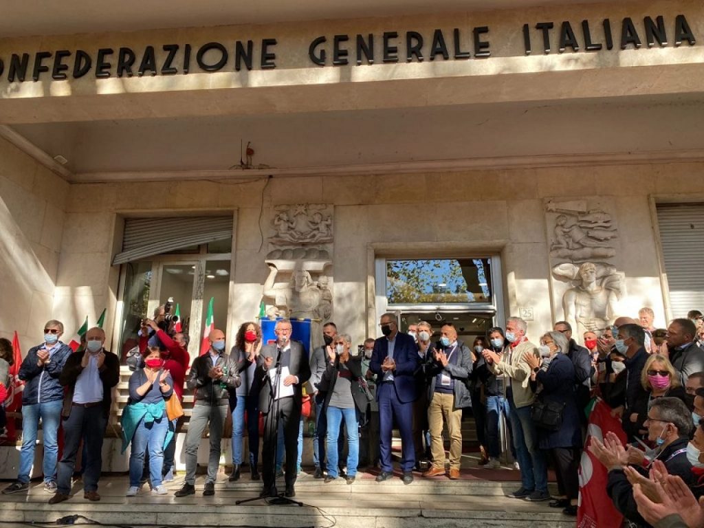 I No Green Pass assaltano la sede della CGIL, Landini: “Azione squadrista e fascista, Costituzione offesa. Sabato 16 tutti in piazza”