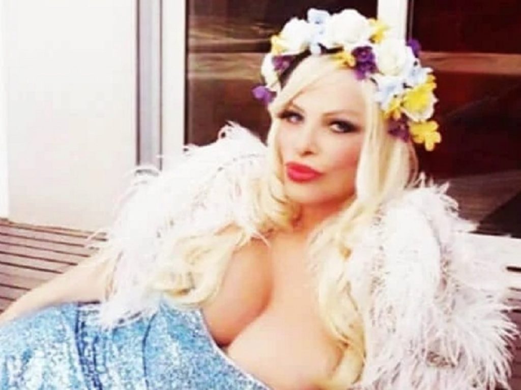 Cicciolina diventa la ‘Vergine eterna’ nella campagna di Desigual