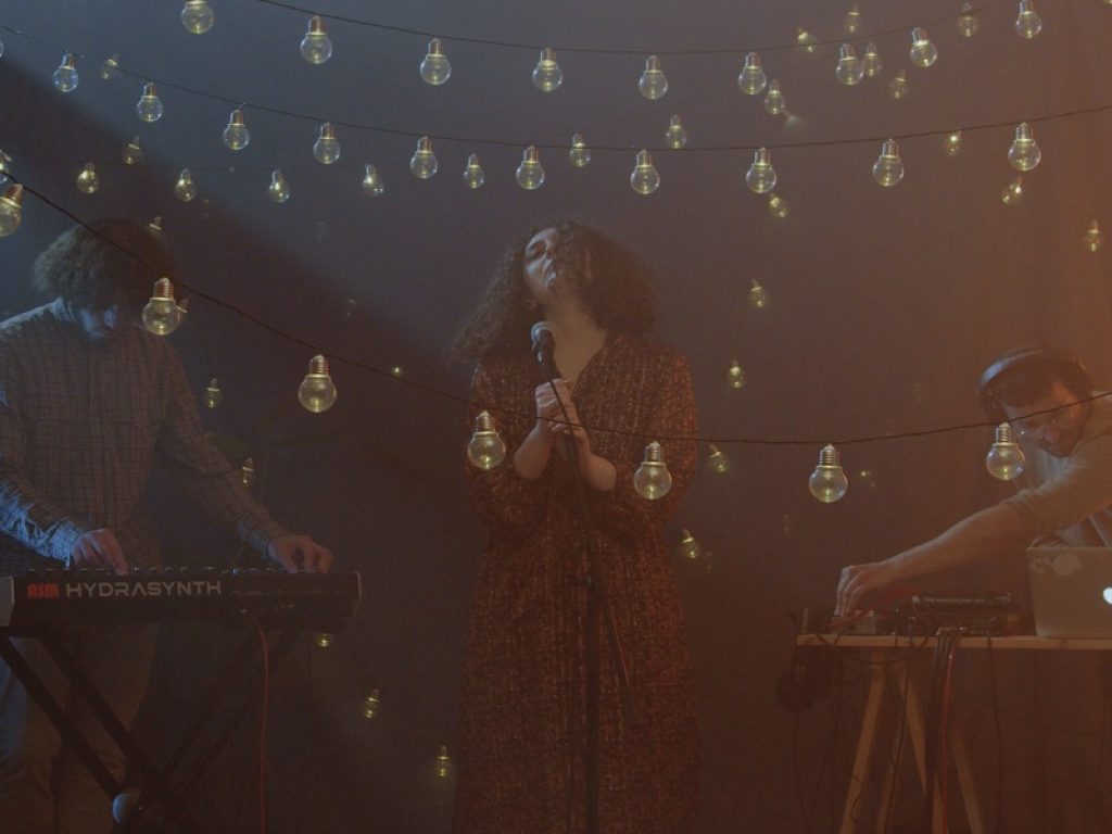 ASC live experience è la live session di Cranìa: la cantautrice bresciana (ma trapiantata a Milano) si svela in una nuova e intima live session