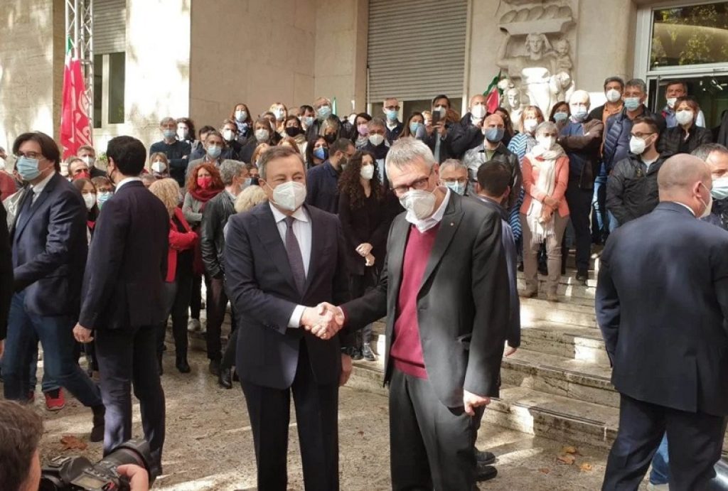 Draghi in visita alla sede della Cgil dopo la devastazione