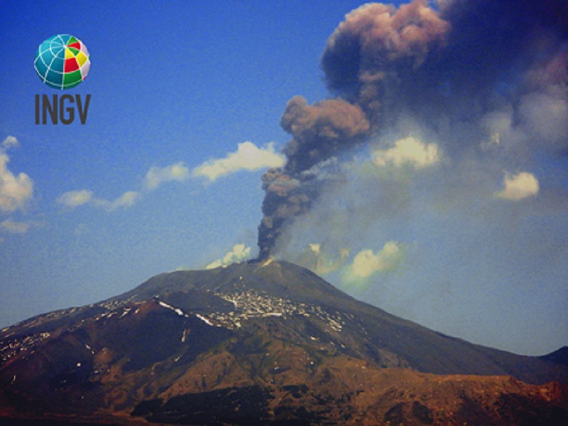 L’analisi della sismicità in area etnea consente di conoscere la struttura della crosta terrestre attraverso cui risale il magma e di indagare la migrazione dei fluidi magmatici