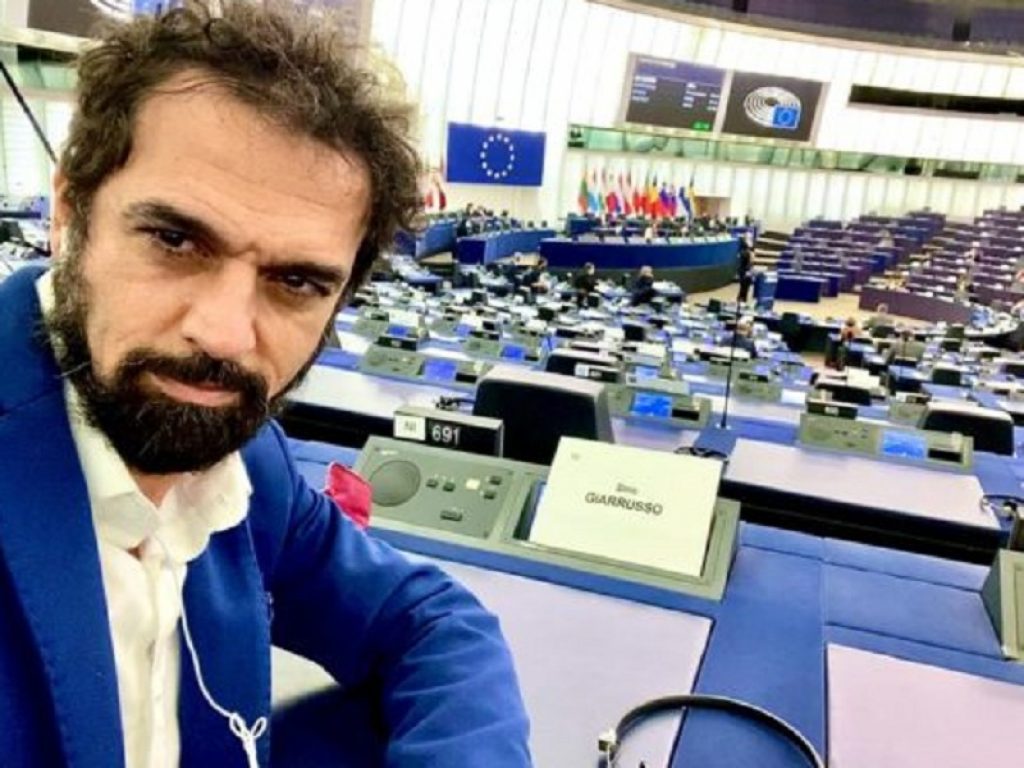 “My english not perfect”: figuraccia per l'europarlamentare del Movimenti 5 stelle Giarrusso al Parlamento europeo. L'intervento alla fine è saltato