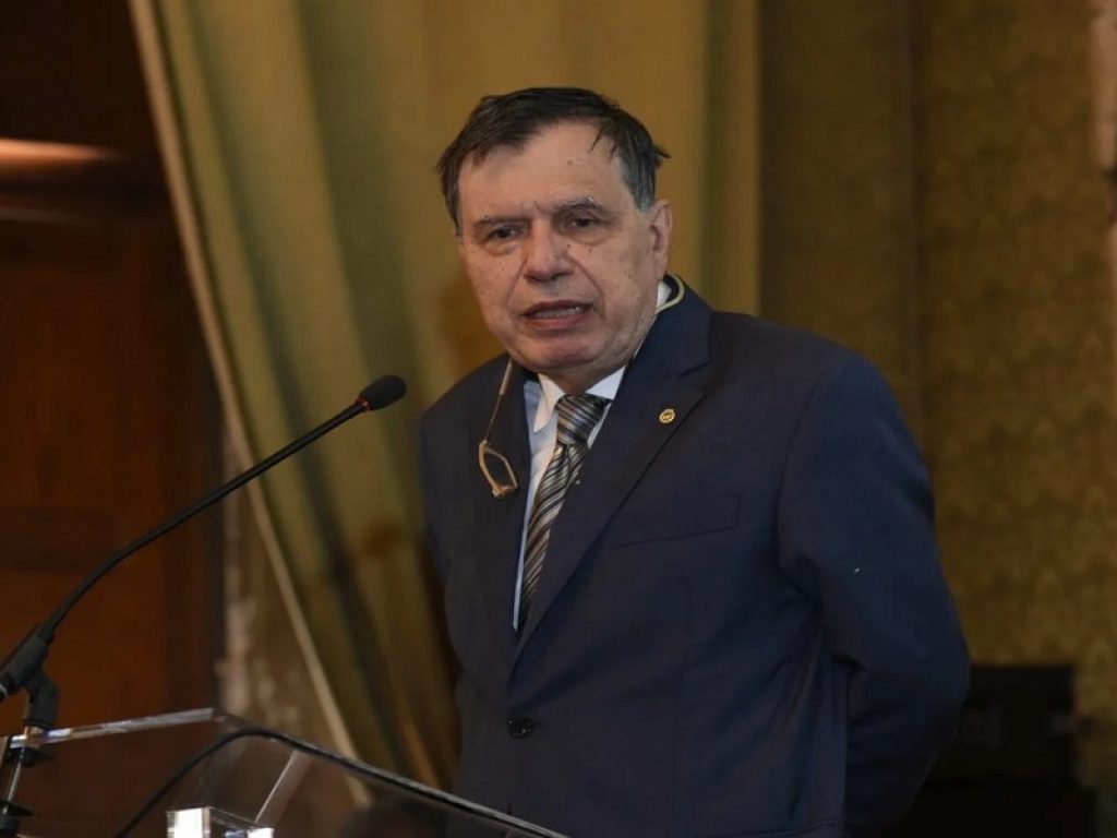 Giorgio Parisi vince il Premio Nobel per la Fisica: lo studioso romano, che insegna alla Sapienza, premiato per la scoperta dell'interazione tra disordine e fluttuazioni nei sistemi fisici, dalla scala atomica a quella planetaria