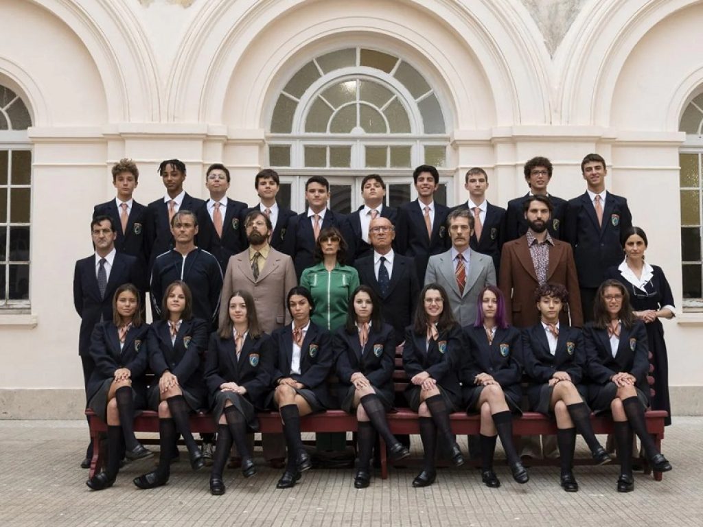 Il Collegio in onda stasera alle 21.20 su Rai2: la classe ha già registrato l’abbandono di Sveva Accorà e la simpatia tra Sara Masserini e Filippo Romano