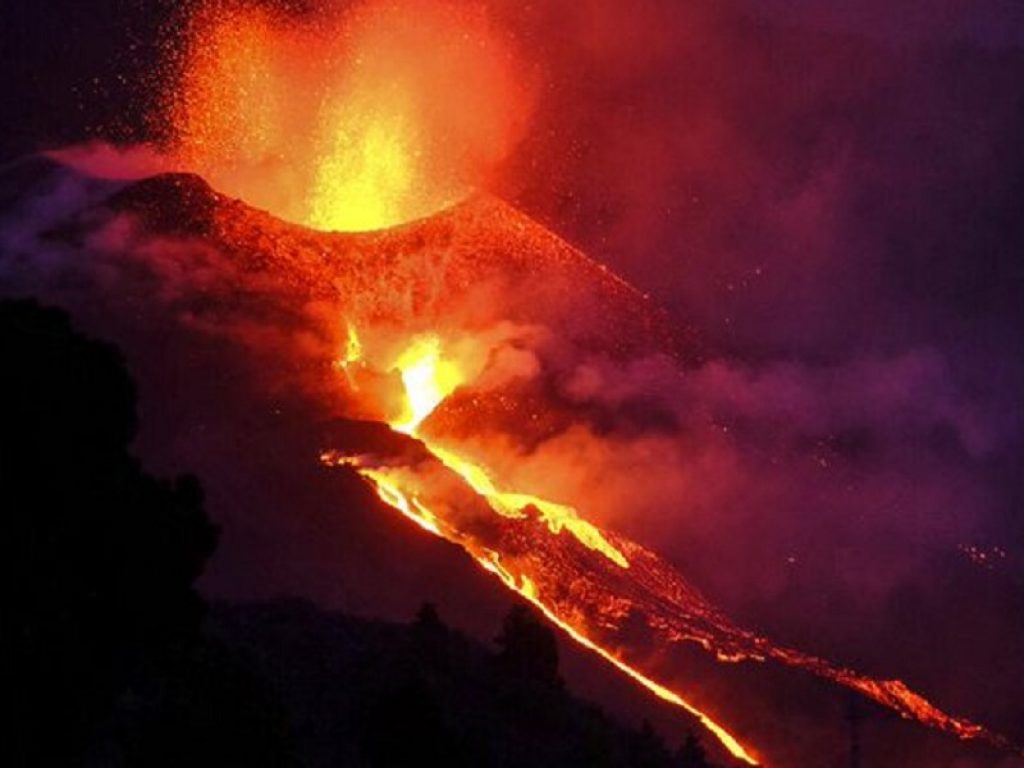 Crollata la parete Nord del vulcano Cumbre Vieja sull'isola di La Palma alle Canarie, in eruzione dal 19 settembre