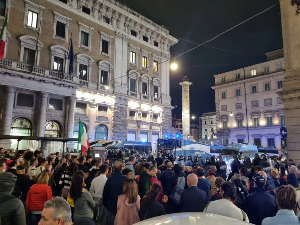 Da Torino a Roma, migliaia di manifestanti No Green Pass scendono nelle piazze italiane: violenze a Roma, assaltata anche la sede della CGIL