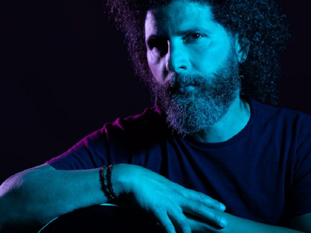 Preceduto dai brani “Ad un metro di distanza” e “Che peccato”, il terzo brano di Matteo Maione dal titolo “Magma” è disponibile in digitale e in radio