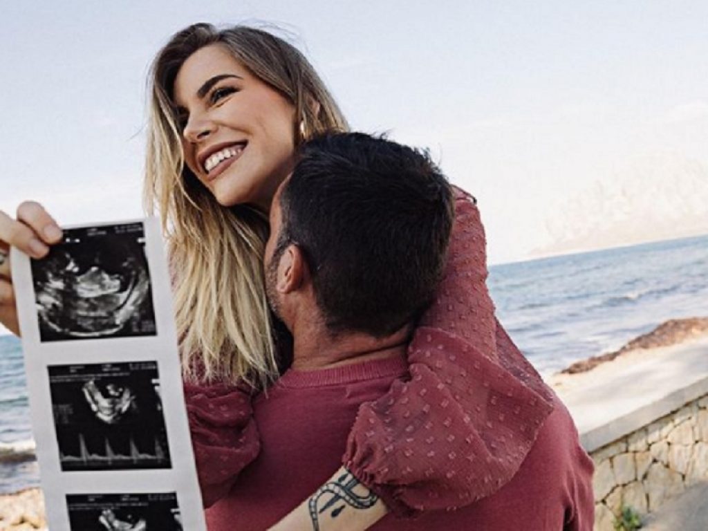 La modella e influencer Nina Rima presto diventerà mamma e su Instagram ha ringraziato per questo anche il compagno Giuseppe Elio Nolfo