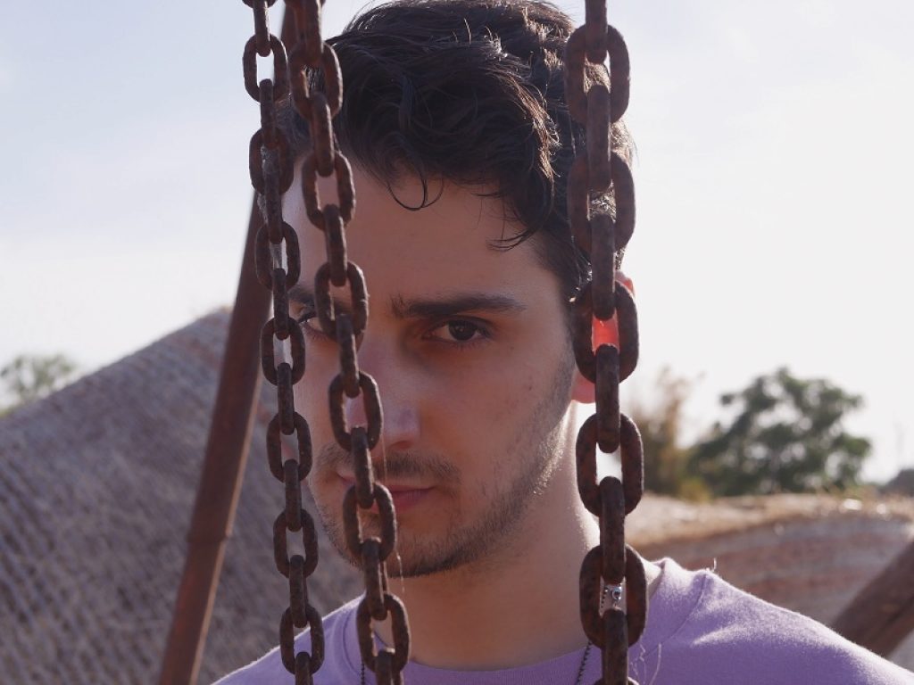 "Fuori" è il singolo d'esordio di Nera Smith