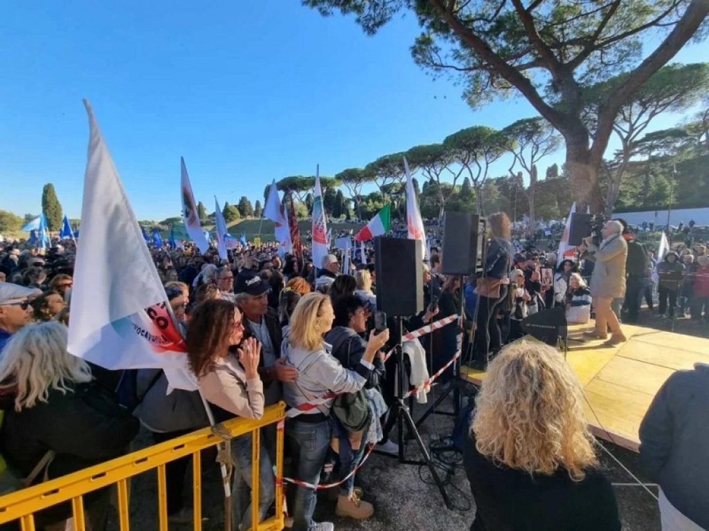 Manifestazione dei No Green Pass al Circo Massimo. Gli organizzatori: "Siamo diecimila, non siamo contrari al vaccino ma al green pass indiscriminato"