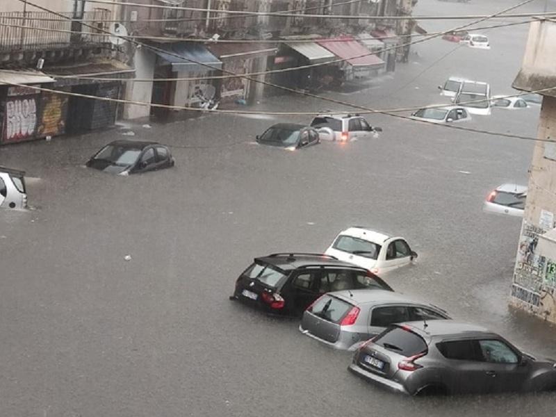 Catania sommersa dall'acqua dopo un nubifragio